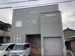 豊明市で屋根外壁塗装・コーキング工事！　ベージュがかった明るめグレーがトレンドを押さえてます！