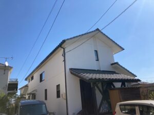 名古屋市で外壁塗装・コーキング工事！　白、ダークグレー、木部の組み合わせが素敵☆