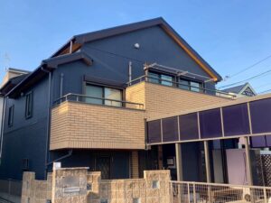 豊川市で外壁屋根塗装・コーキング工事！　ネイビーの外壁とキャメルの軒天井がベストマッチ！