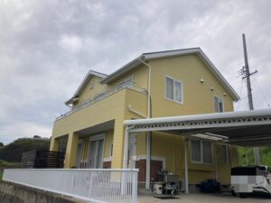 西尾市で外壁屋根塗装・コーキング工事！　サーモンピンクから明るめイエローに！