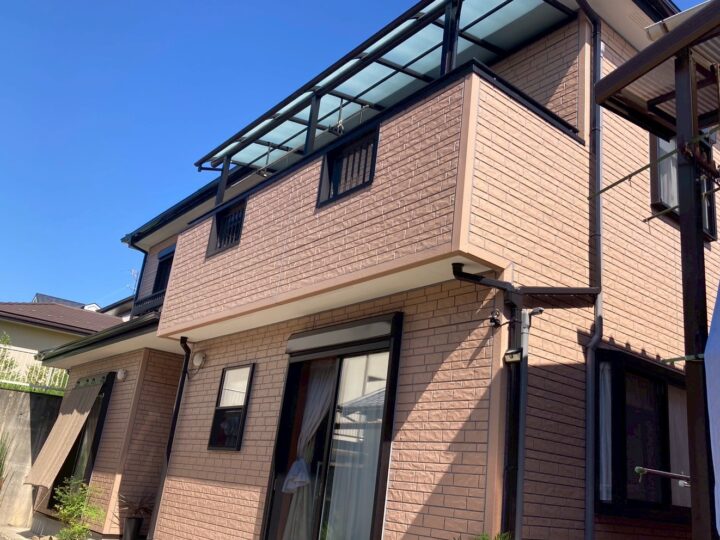 岡崎市で外壁塗装・コーキング工事! 赤褐色とグレーのダブルトーン!