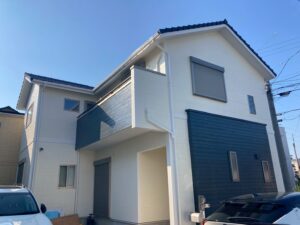 岡崎市で外壁塗装・コーキング工事！　藍色っぽい黒色がとってもおしゃれ！